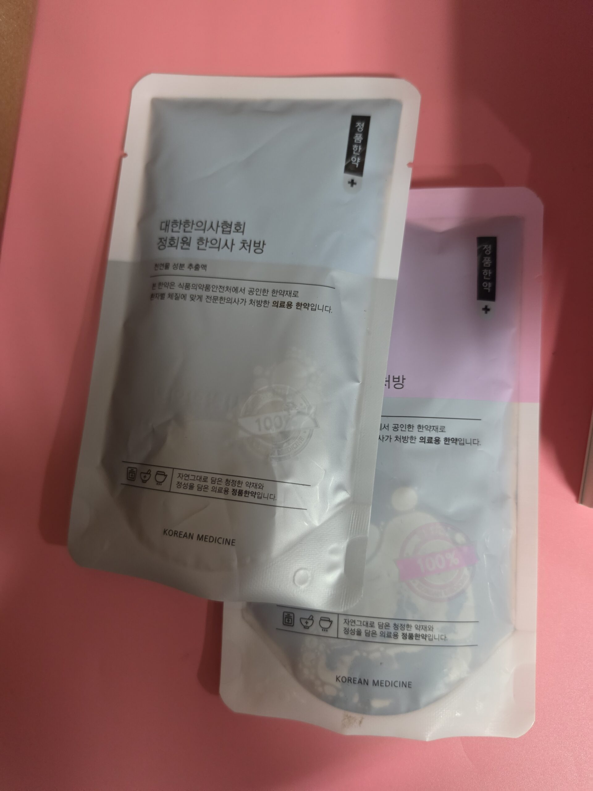명치 아래 통증으로 명치 부위를 짚은 모습